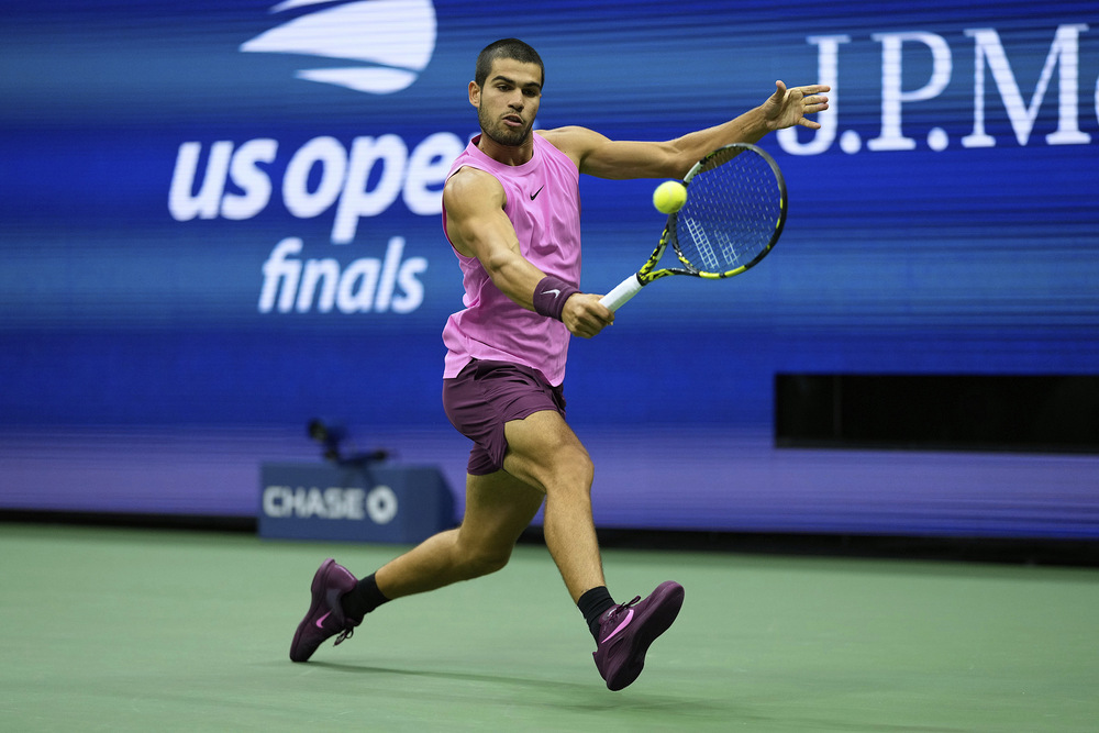 苏亚雷斯携儿子和库里合影：很高兴见到你.